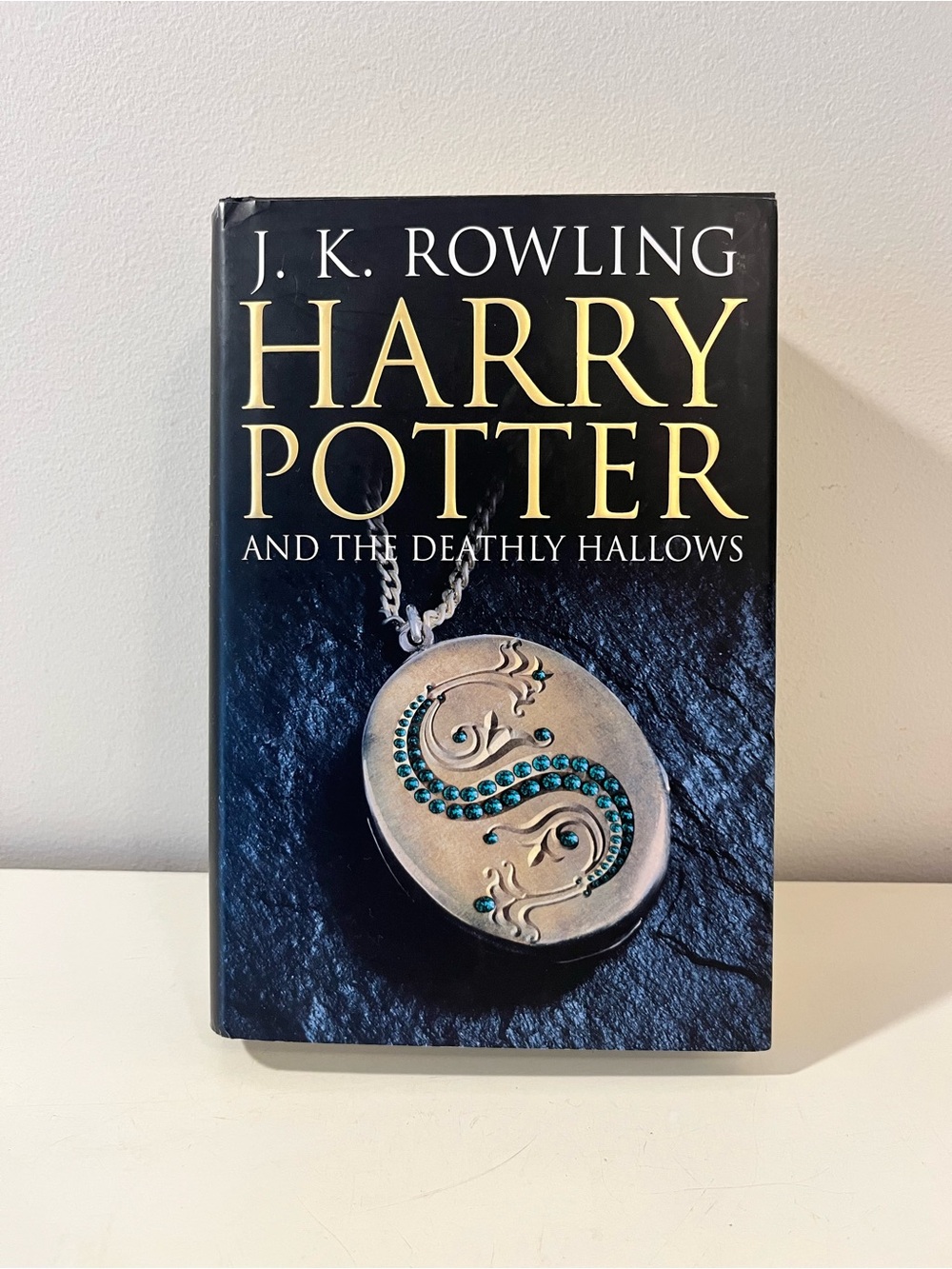 2007 Harry Potter and the Deathly Hallows by J.K.Rowling hardcover with sleeve